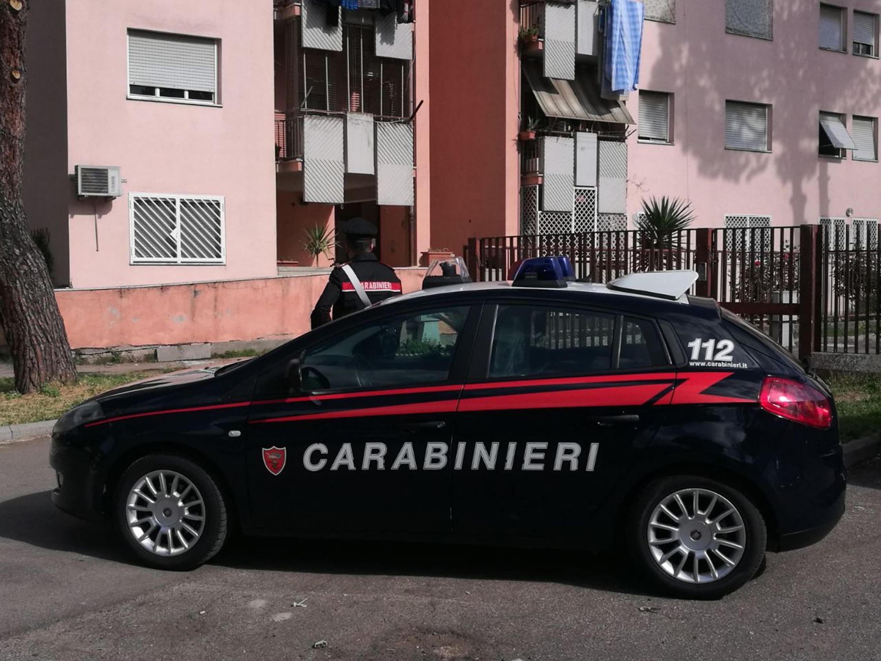Fanno sesso in pieno giorno davanti a una scuola: arrestati