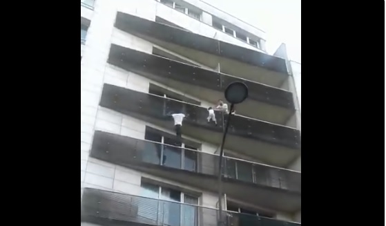 Il padre del bambino salvato dal migrante eroe “Spiderman” stava giocando a Pokemon Go in strada