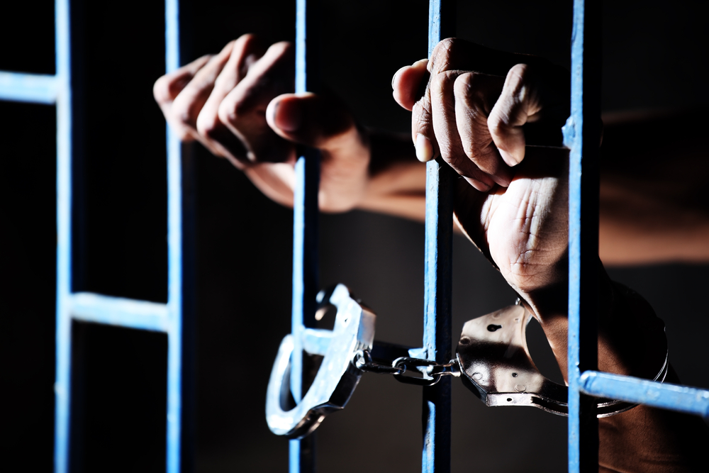 Mamma cerca di strangolare la figlia con la canottiera: arrestata