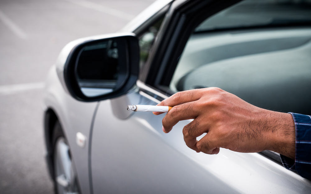 Papà fuma in auto con il figlio a bordo e viene multato