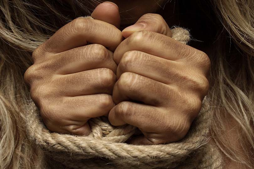 Lecce, il padre organizza il matrimonio combinato: 14enne si taglia le vene