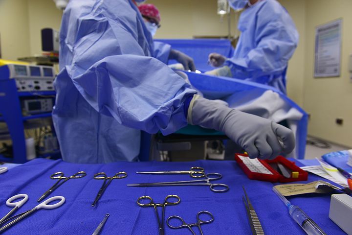 Neonato decapitato dal medico durante il parto: orrore dopo una manovra errata