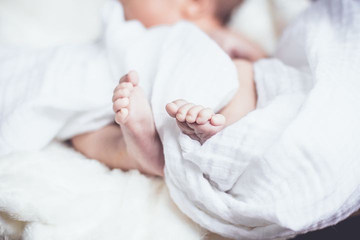 Ostetrica arrestata per aver venduto un neonato di una settimana