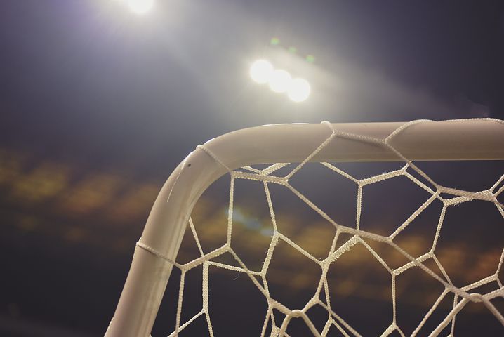 Arezzo: non convoca il figlio per la partita di calcio, botte all’allenatore