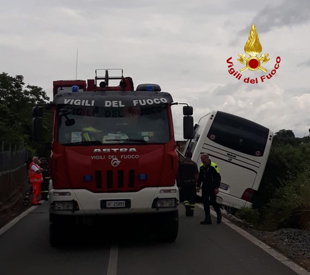 Roma, sfiorata la tragedia in gita: fuori strada pullman con 35 bambini a bordo