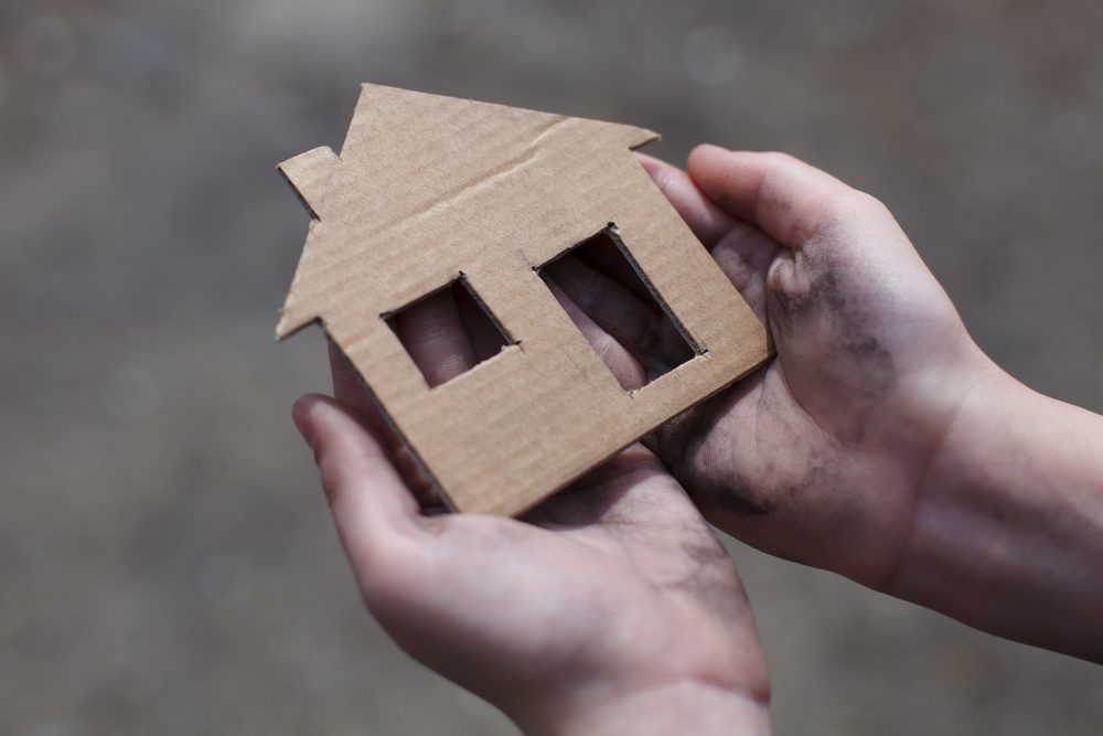 Perde il lavoro e la casa: costretto a vivere in macchina con la moglie e i figli piccoli