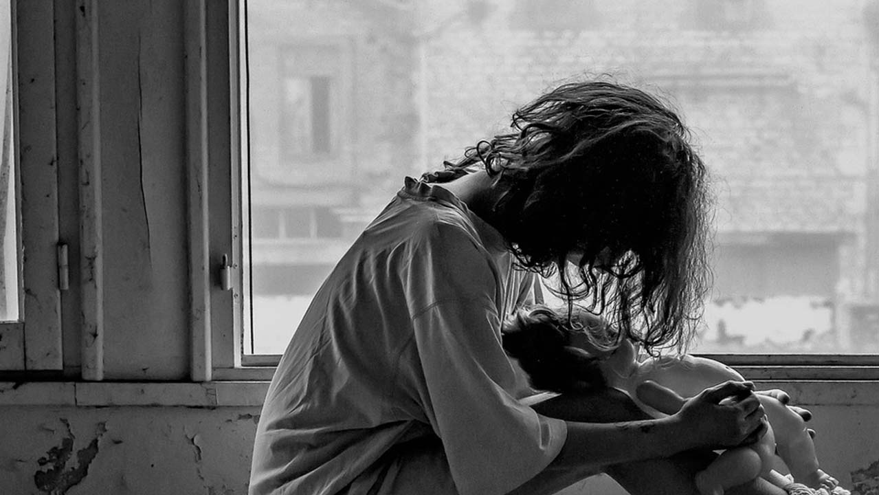Segregata in casa dal marito con la complicità dei suoceri: avrebbero convinto i figli a prenderla a sassate