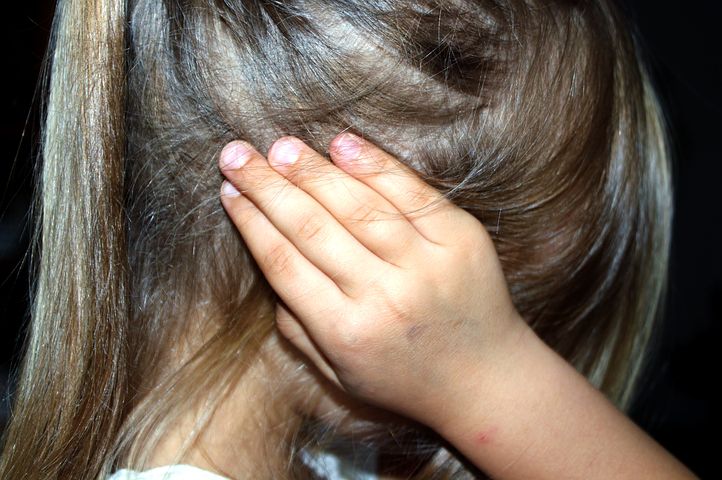 Ragusa, bambina stuprata per anni dal patrigno: la denuncia dopo il racconto a scuola