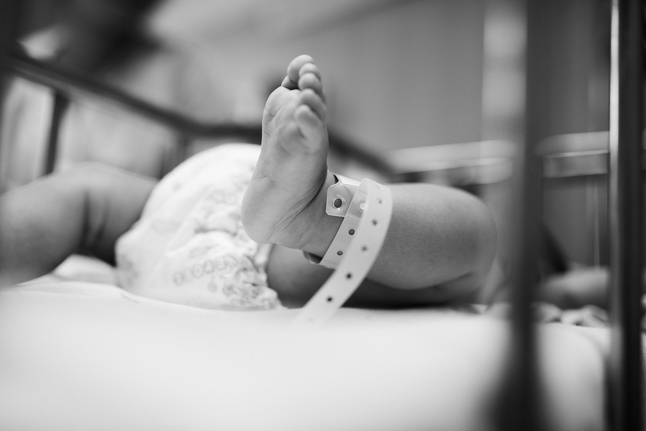 24enne provoca danni al cervello a un bambino di 5 mesi affidatole da un’amica
