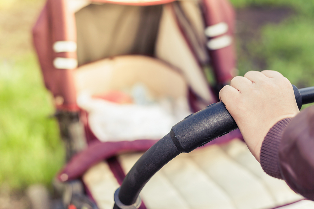 Auto travolge mamma e figlia: bimba di 8 mesi trascinata per metri