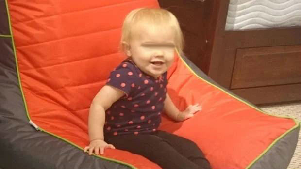 Babysitter lega bambina di 18 mesi dentro larmadio condannata per omicidio