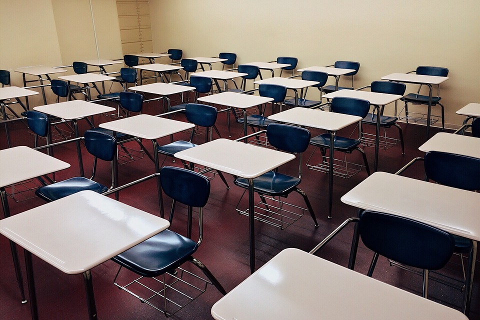 Bimba cade a scuola e si rompe un pollice: le insegnanti non la soccorrono