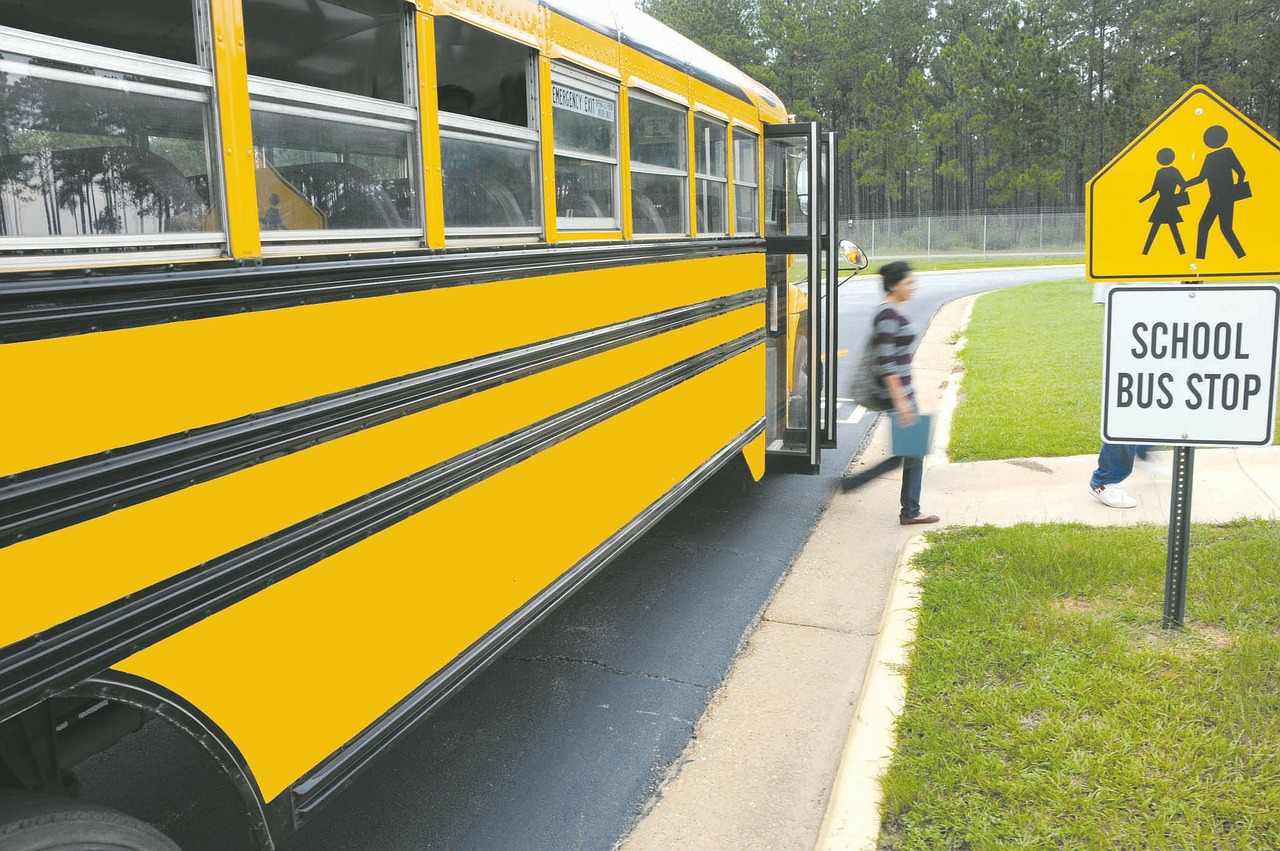 Bimbo di 5 anni rimane chiuso nello scuolabus sotto al sole: si salva uscendo da un finestrino