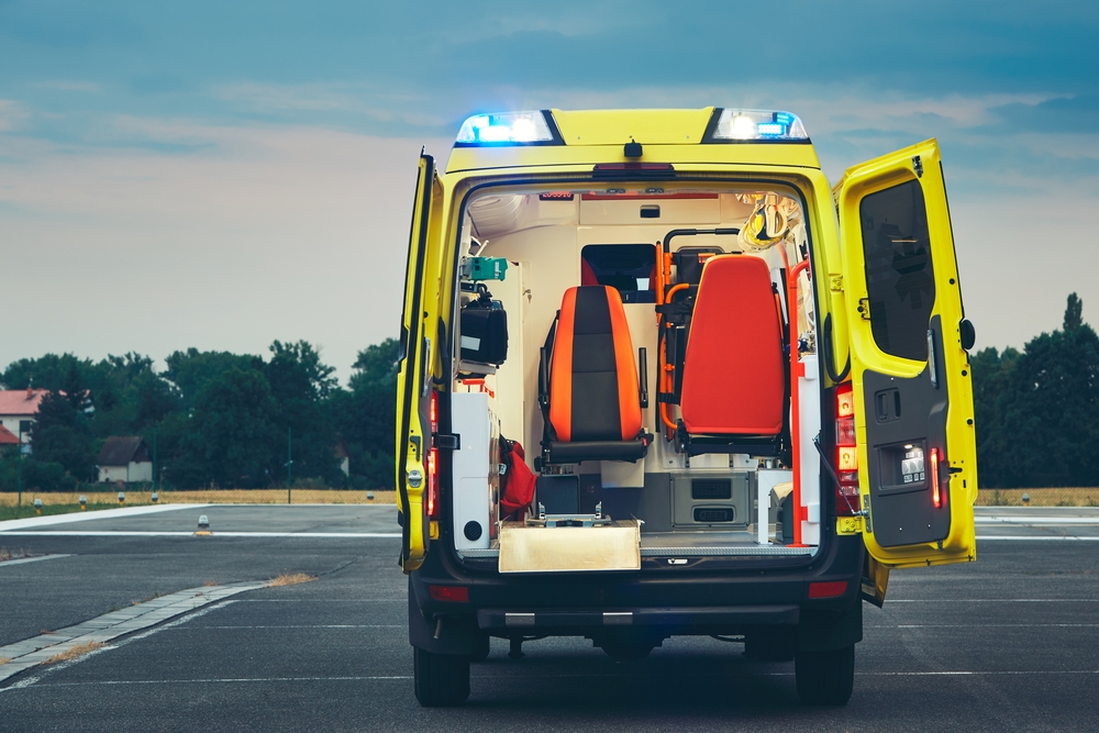 Bimbo di tre anni travolto da un’auto: era in strada da solo
