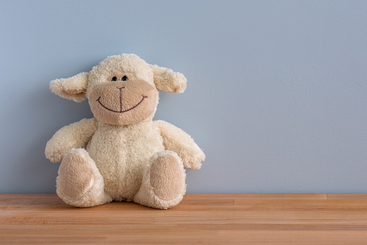 Compra un peluche alle figlie e al suo interno trova una lametta. Mamma inglese lancia l’appello: “Cosa sarebbe successo se non me ne fossi accorta?”