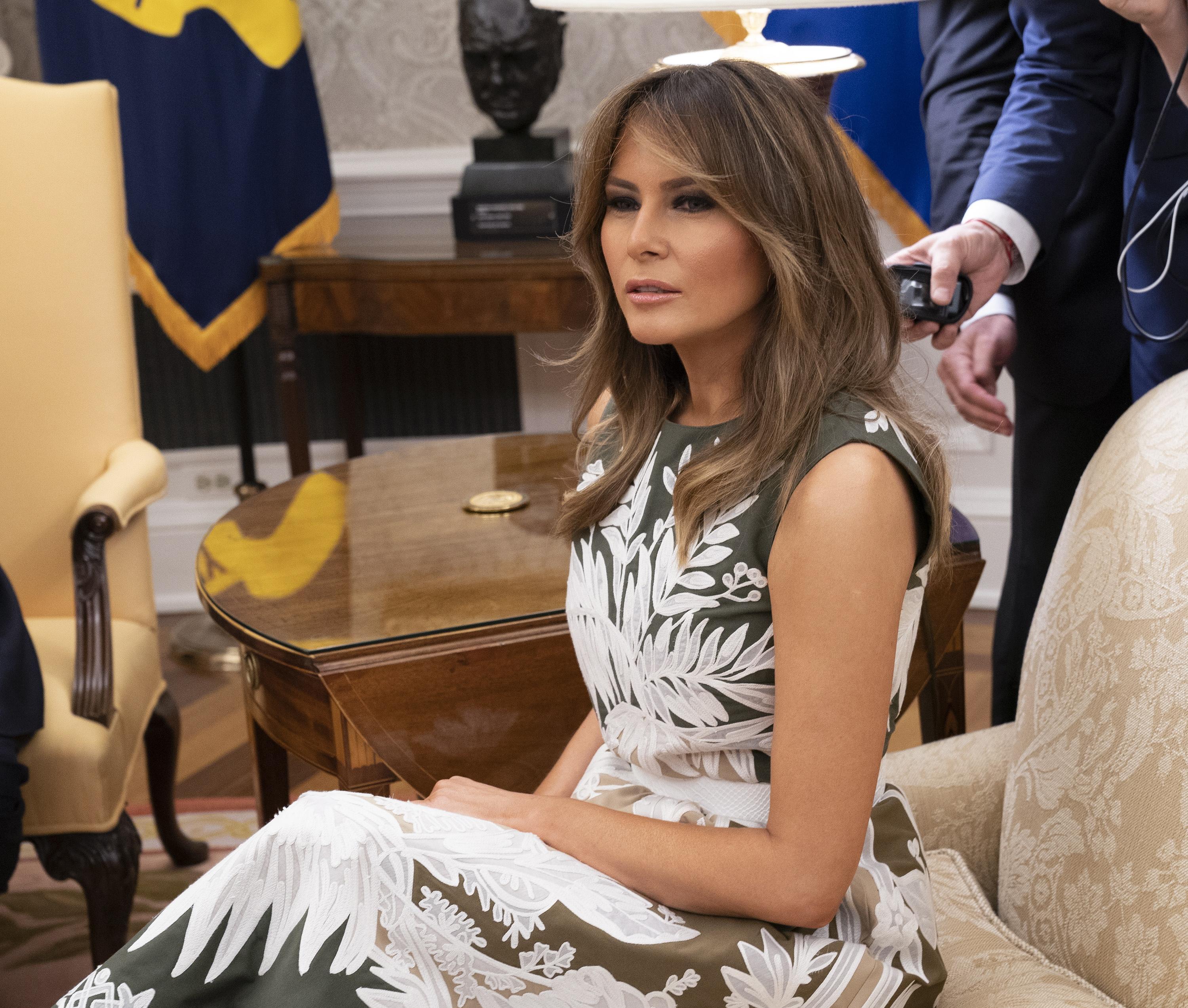 Melania Trump, la giacca fa scalpore: ‘Non mi importa niente, e a te?’