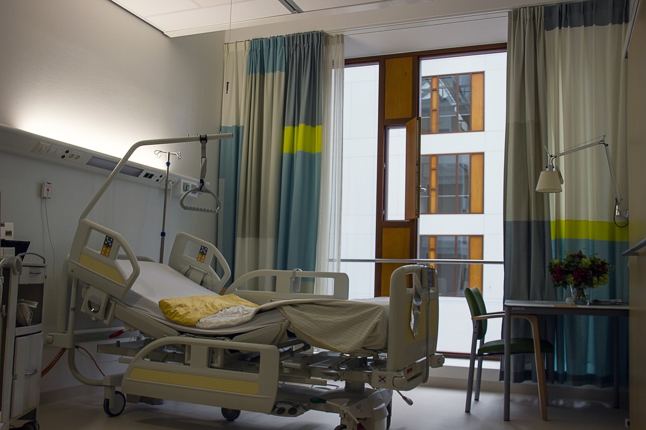 Muore a 4 anni di cancro al cervello: la foto del fratellino che le accarezza i capelli diventa virale