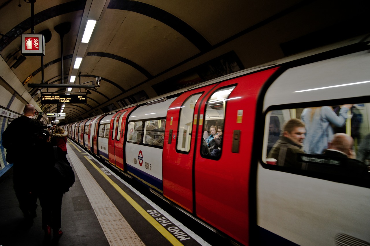 Paura a Londra: esplosione in metro, gente in fuga e 5 feriti