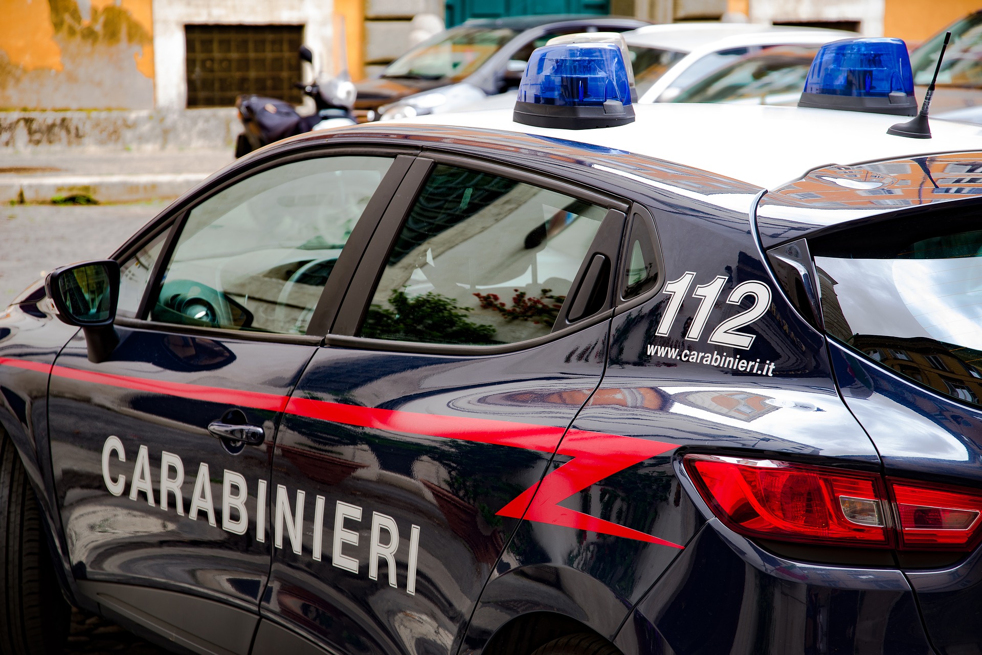 Pordenone, assolda uno straniero per punire i servizi sociali colpevoli di aver messo la figlia in comunità: arrestato