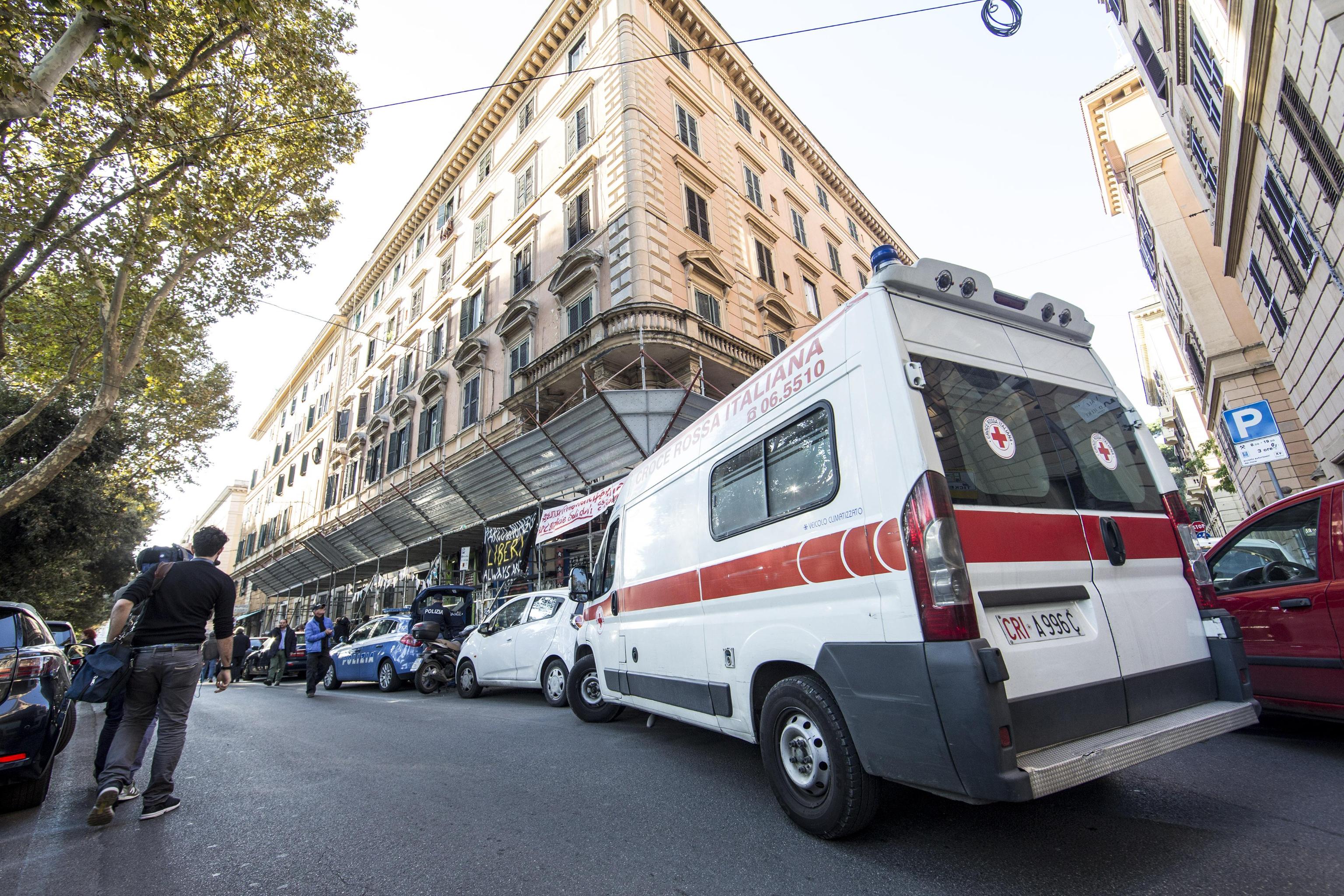Roma, pirata della strada provoca incidente, ferisce due bambine e fugge a piedi: fermato