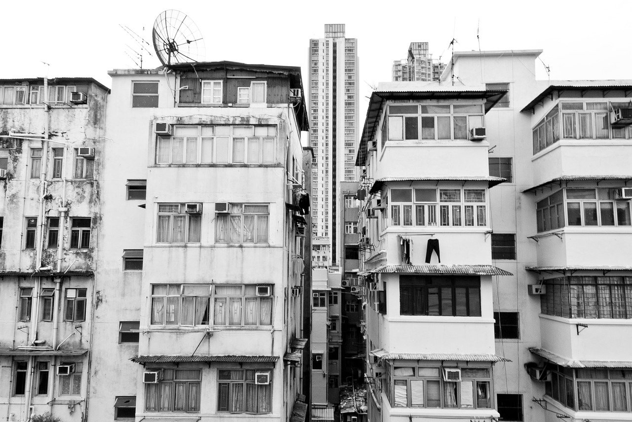 Suicidio in Cina: 19enne dall’alto di un palazzo minaccia di togliersi la vita, la folla la incita a fare in fretta