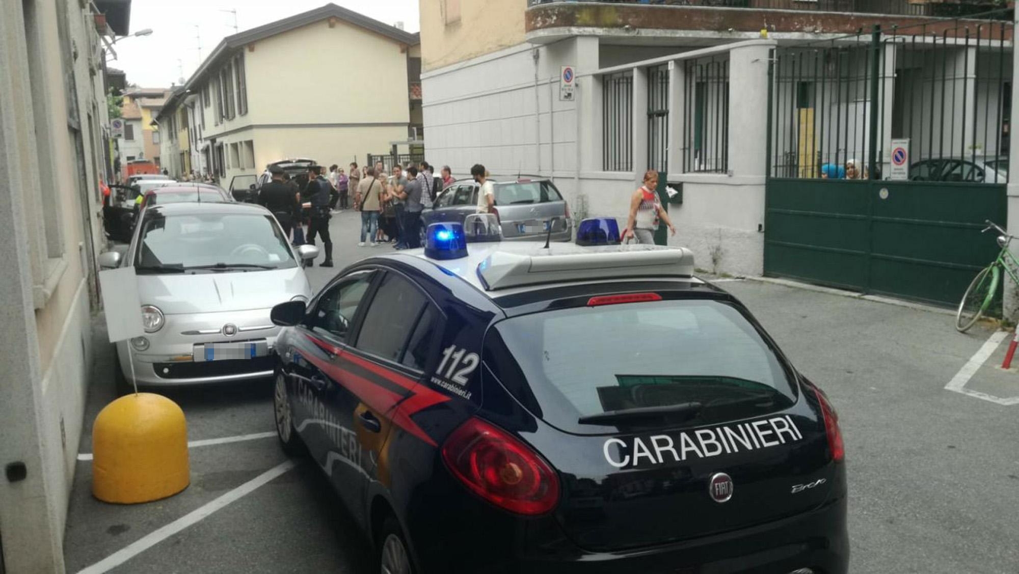 Testate e morsi alla compagna minorenne davanti al figlio: arrestato 23enne