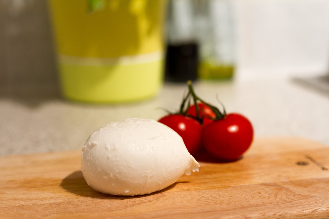 Trova due aghi nella mozzarella: ritirate oltre 3000 confezioni