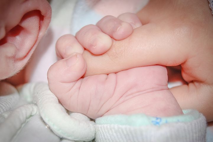 La ragazza sopravvissuta a un aborto: salvata da un’infermiera che l’ha sentita piangere tra i rifiuti medici