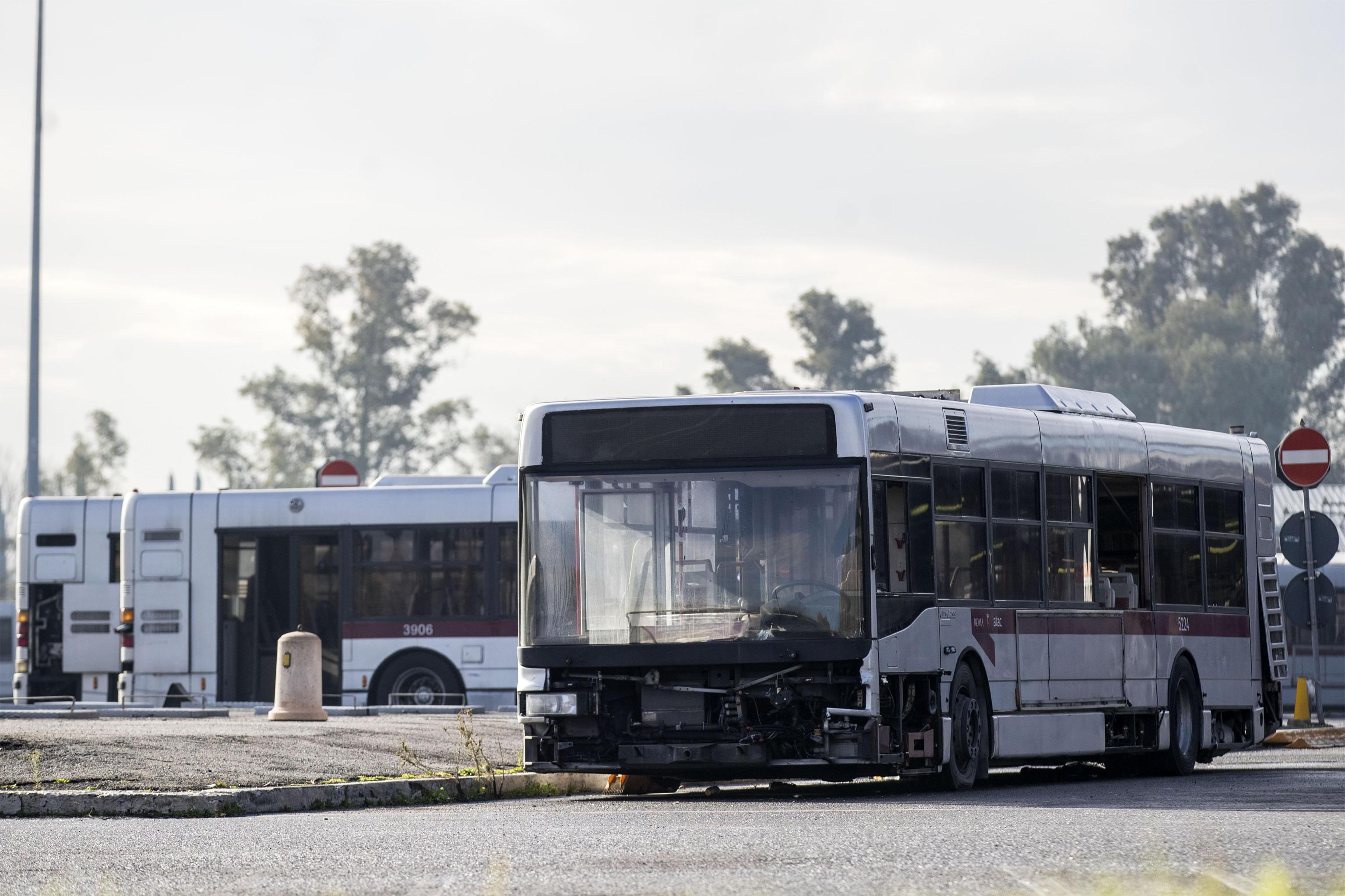 La porta del bus non si apre: autista aggredita da un passeggero