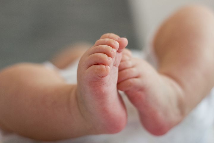 Torna a casa ubriaca, cade sul figlio di tre settimane e lo uccide