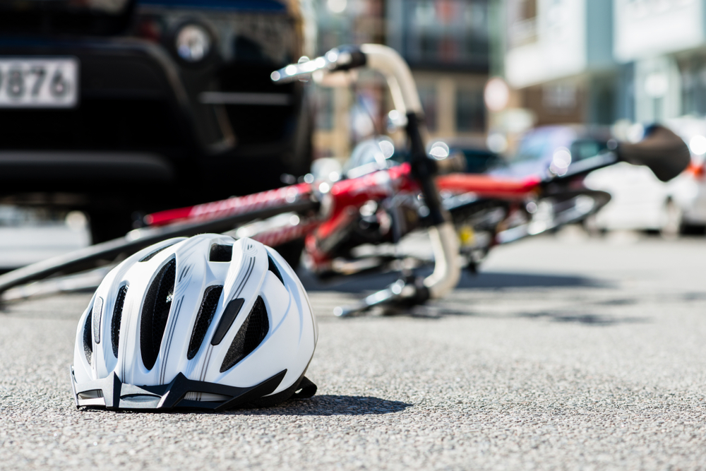 Investe di proposito una famiglia in bicicletta: il padre è morto, un bambino è ferito gravemente