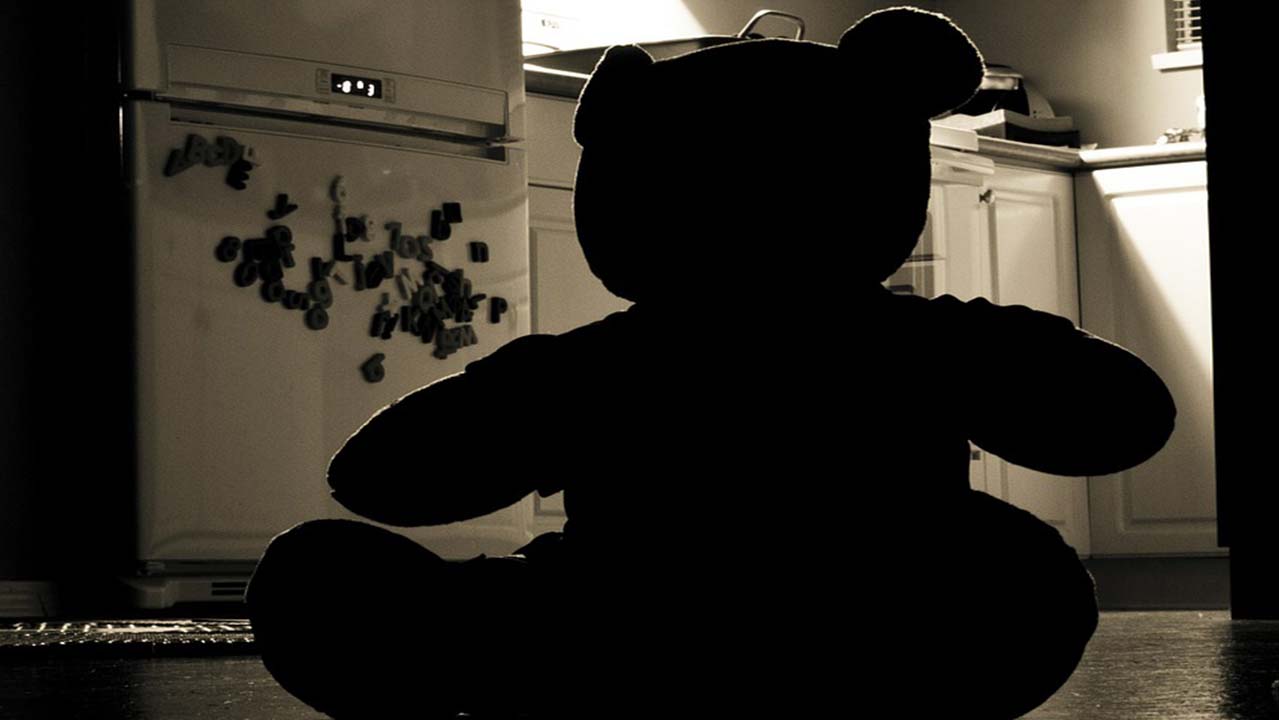 Bambino di 3 mesi torturato e affogato: genitori arrestati per la sua morte