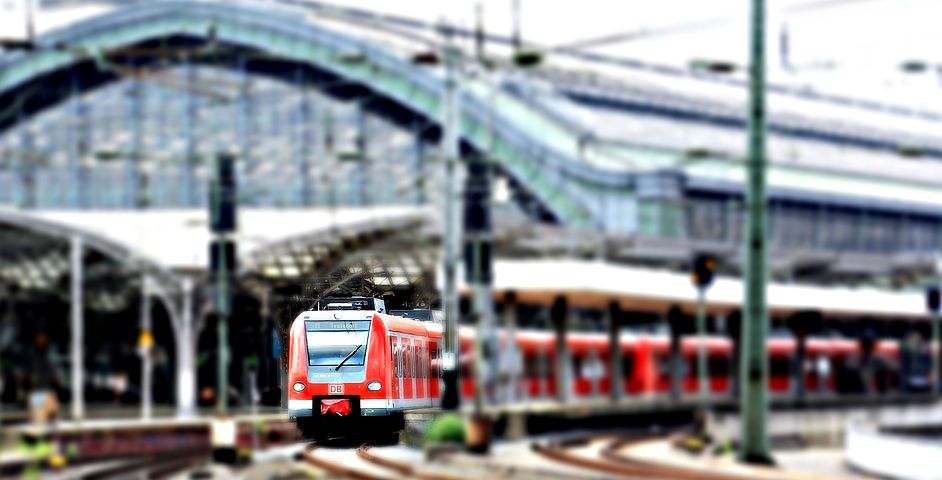 La figlia vuole uscire a fare shopping con le amiche, padre ferma il treno: denunciato
