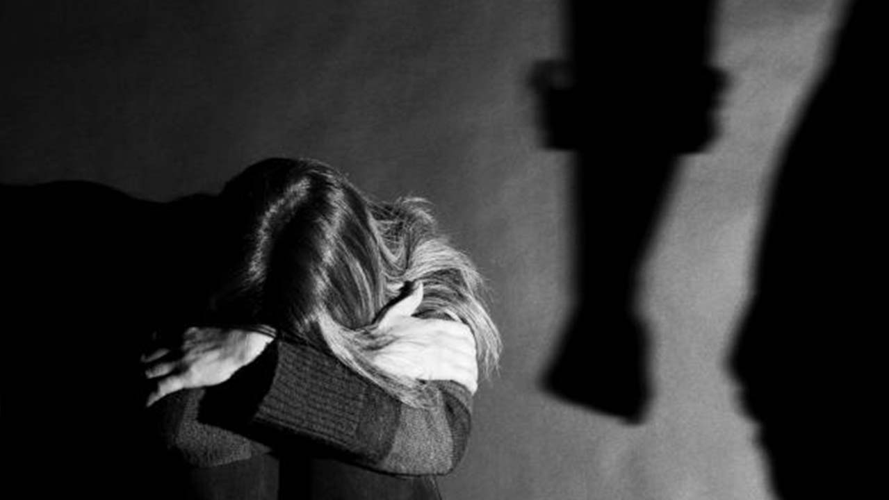 Roma, 16enne picchiata e violentata: offriva sesso sul web