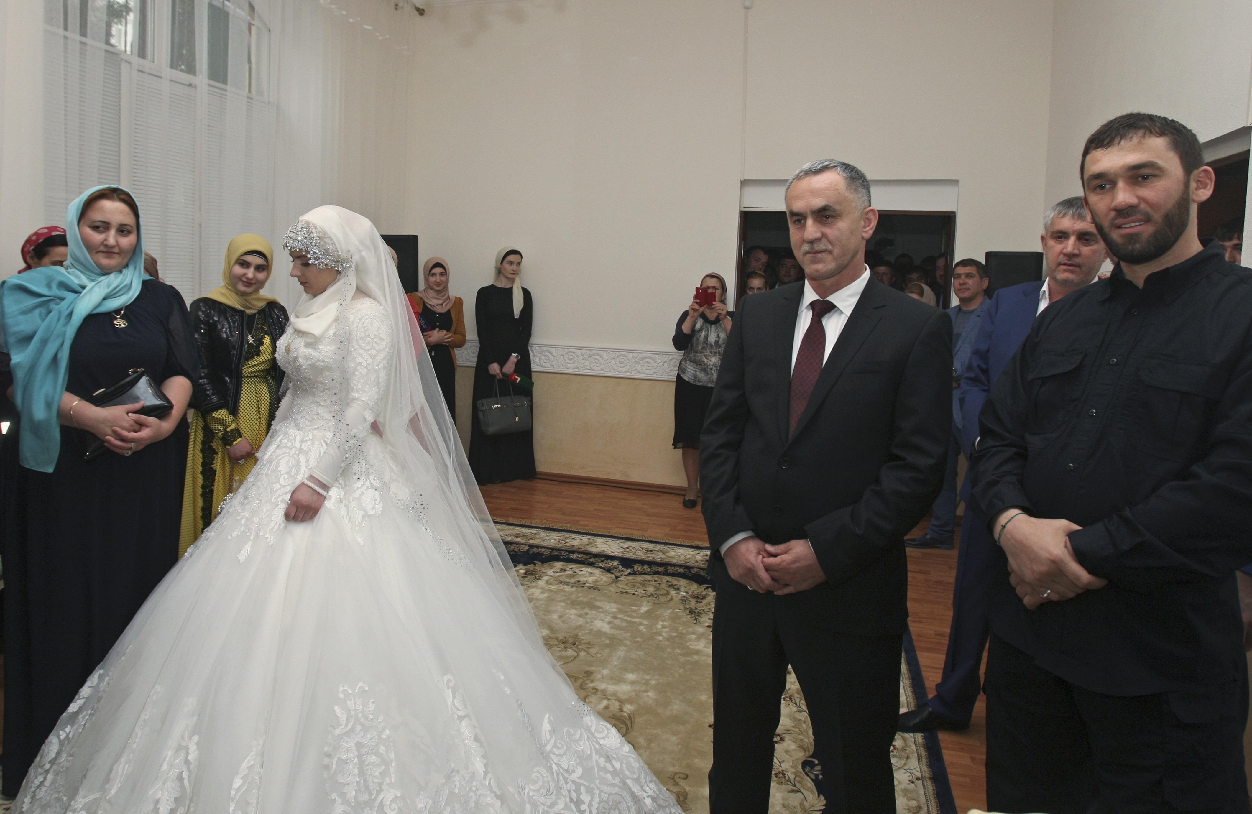 Revocata la pena di morte per Noura, sposa bambina che ha ucciso il marito stupratore