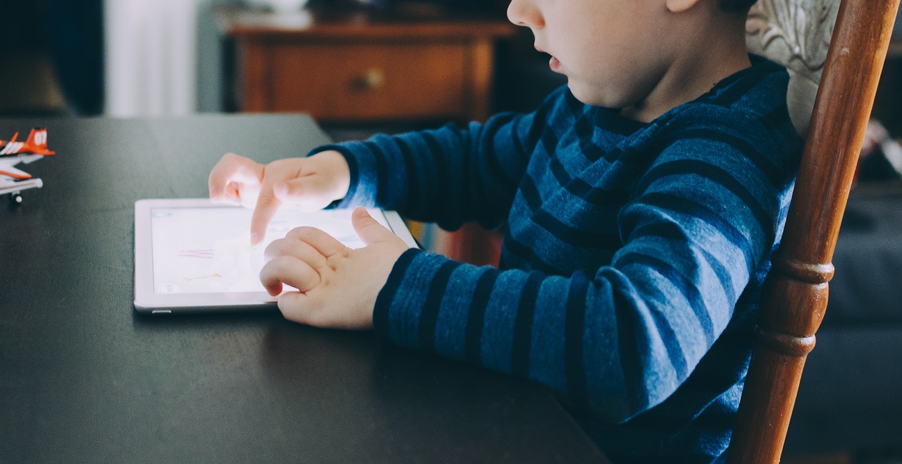 Niente smartphone e tablet ai minori sotto i due anni: l’appello arriva dai pediatri