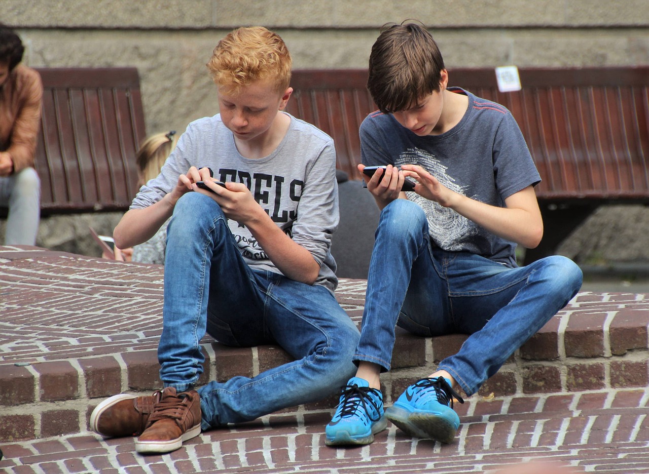 Francia, stop ai telefonini a scuola: cellulari vietati alle elementari e medie