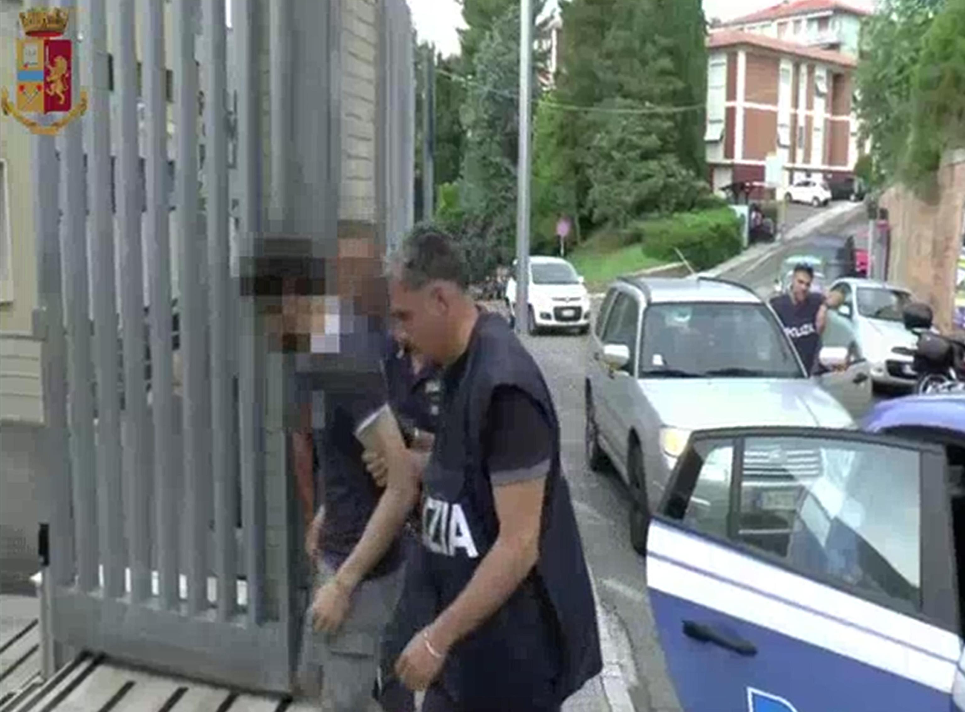 L’untore di Ancona arrestato: alla compagna diceva che l’HIV non esiste