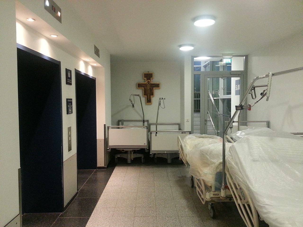 55enne entra in ospedale per fare un esame e viene violentata: shock nel salernitano