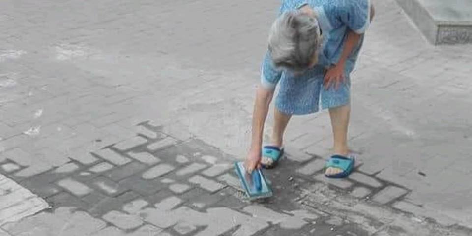 Cazzuola, cemento e secchio: ripara da sola il marciapiede davanti a casa. Giovanna, la nonna di 87 anni cittadina modello di Palermo