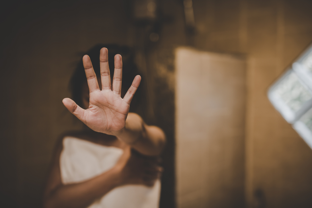 Russia, aggredisce per ore la nuova fidanzata del suo ex. Ragazza rimane sterile dopo un attacco con dell’acqua bollente