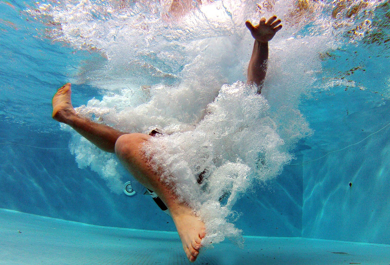Salva il fratellino dopo una caduta in piscina: la baby eroina ha 9 anni ed è affetta da paralisi cerebrale