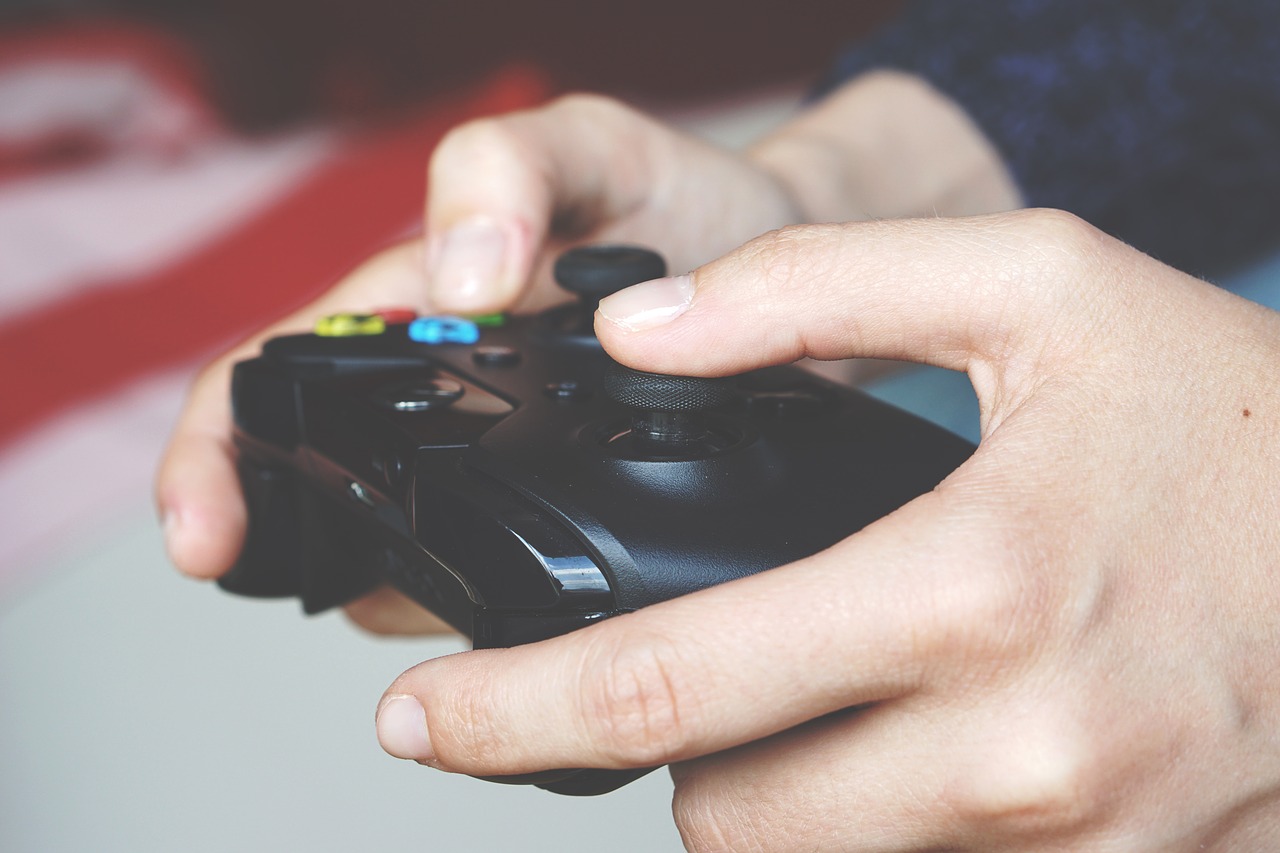 Il figlio muore a 18 anni, choc ai funerali: la famiglia posiziona il cadavere seduto davanti alla playstation