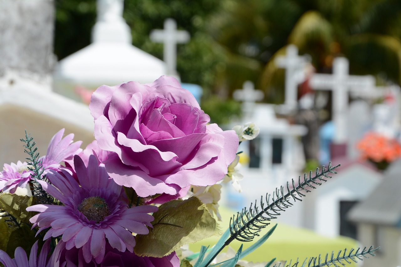 Doveva uscire con le amiche ma ha un malore: la figlia la trova morta in casa a 47 anni