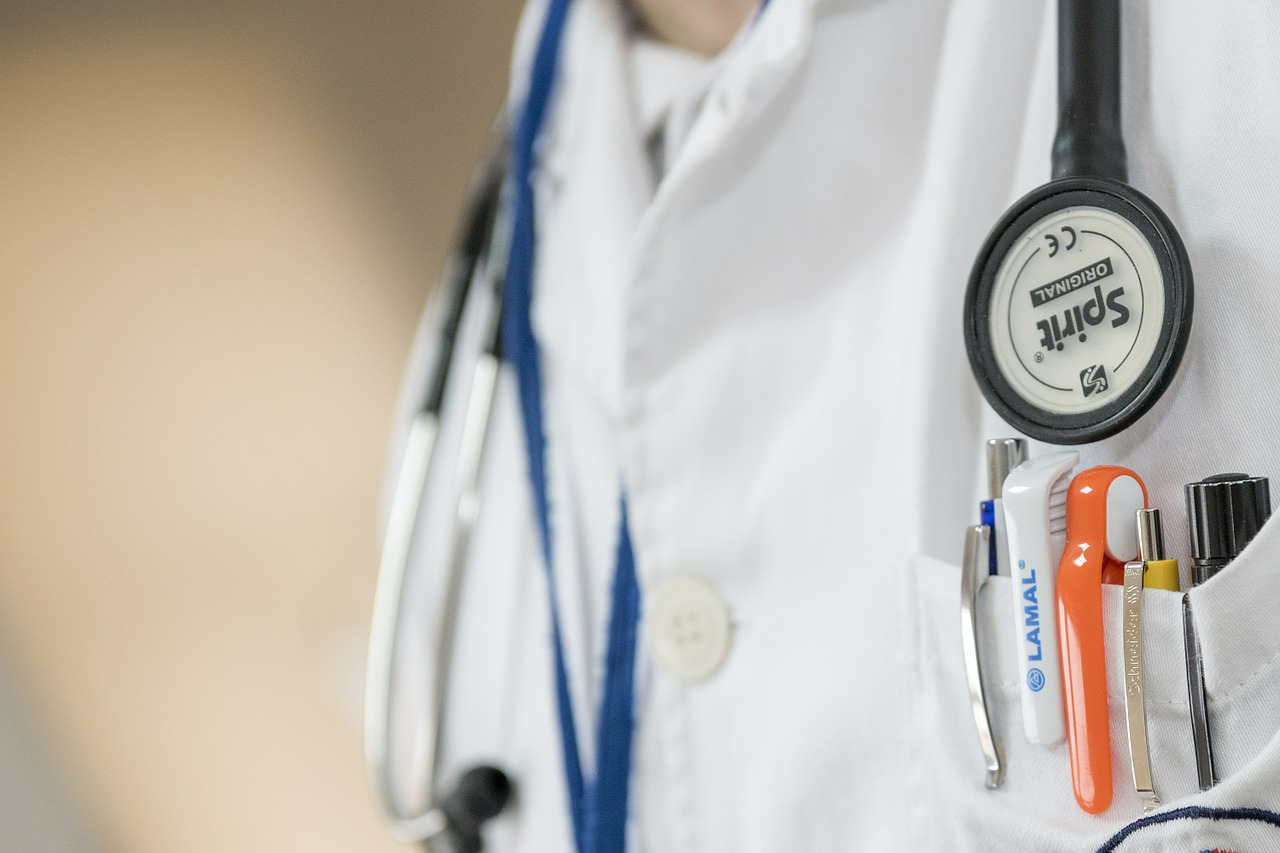 Napoli, in ospedale reparto chiuso per il party del primario: scatta la denuncia