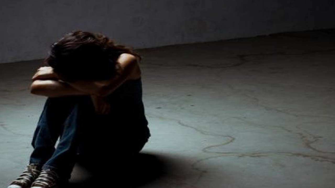 due ragazzi che risalgono la stessa ragazza