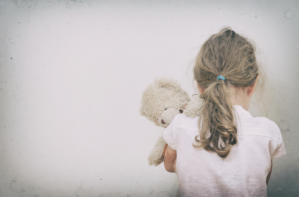 violenza su bambina dal patrigno