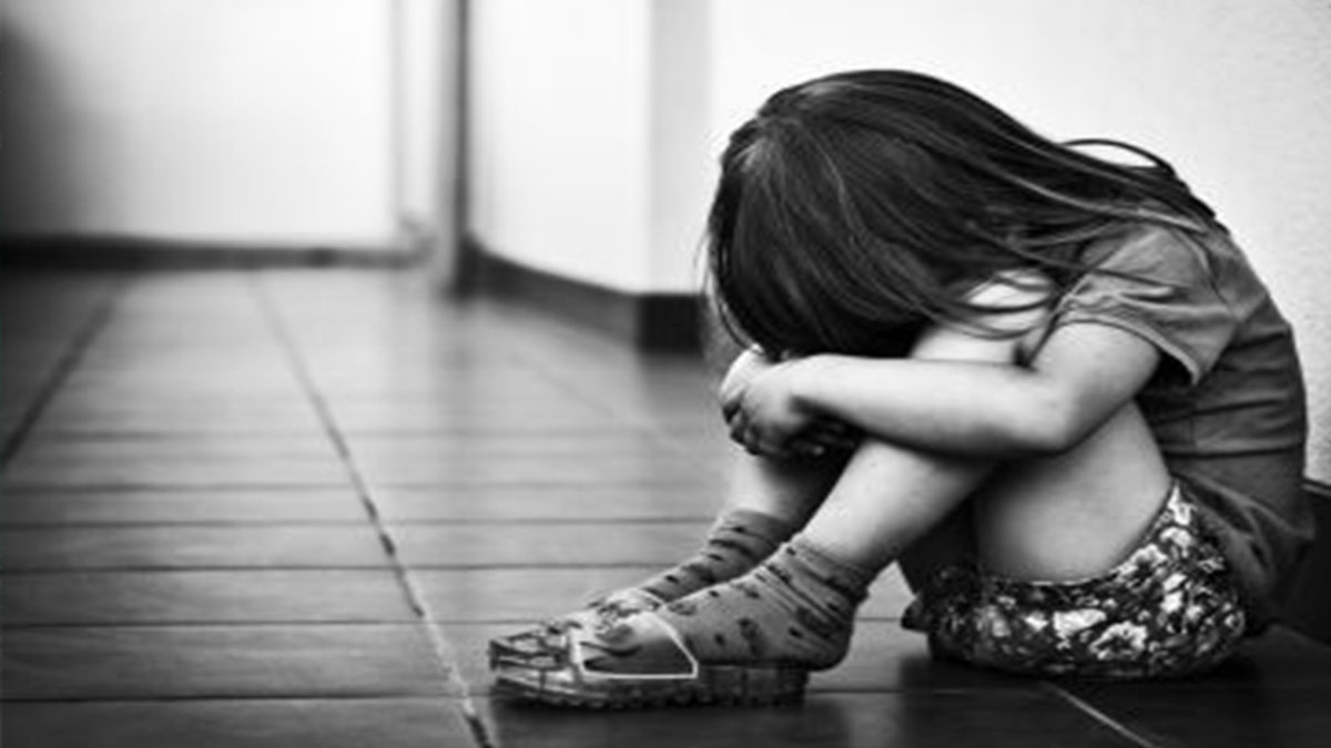 Orrore nel Bellunese: la mamma muore, padre e matrigna lo chiudono in soffitta e lo picchiano