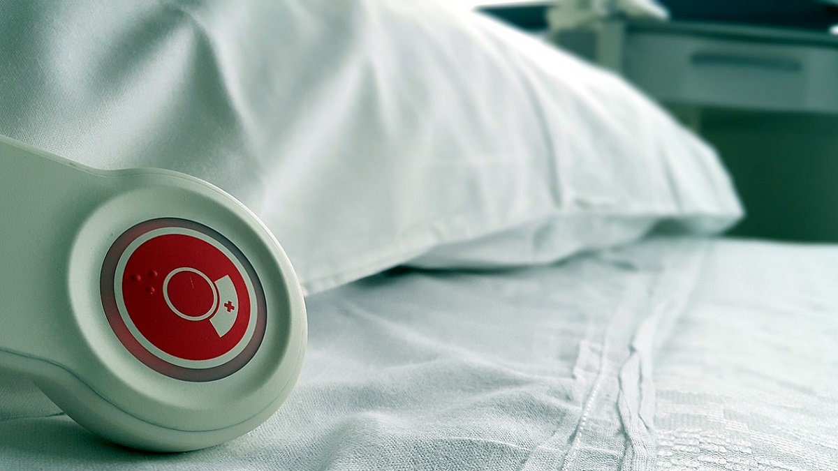 Bimbo di 11 anni affetto da leucemia fa una richiesta speciale: una bara piena di adesivi delle auto da corsa