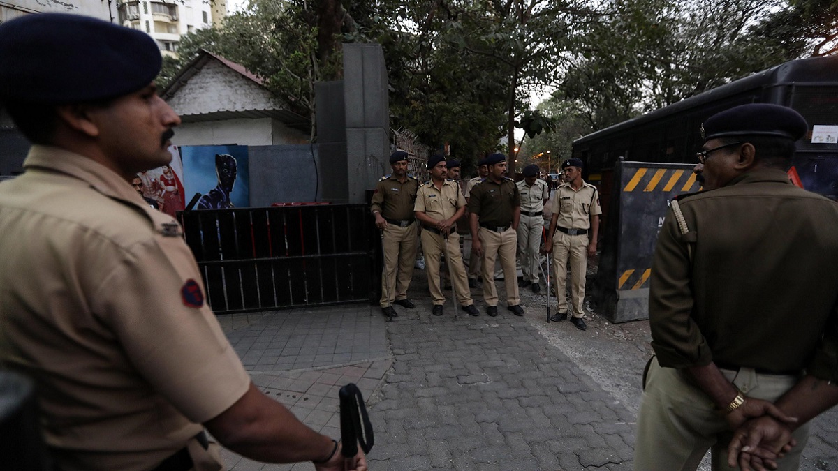 India, bambina di 7 anni violentata con un tubo di metallo: è gravissima